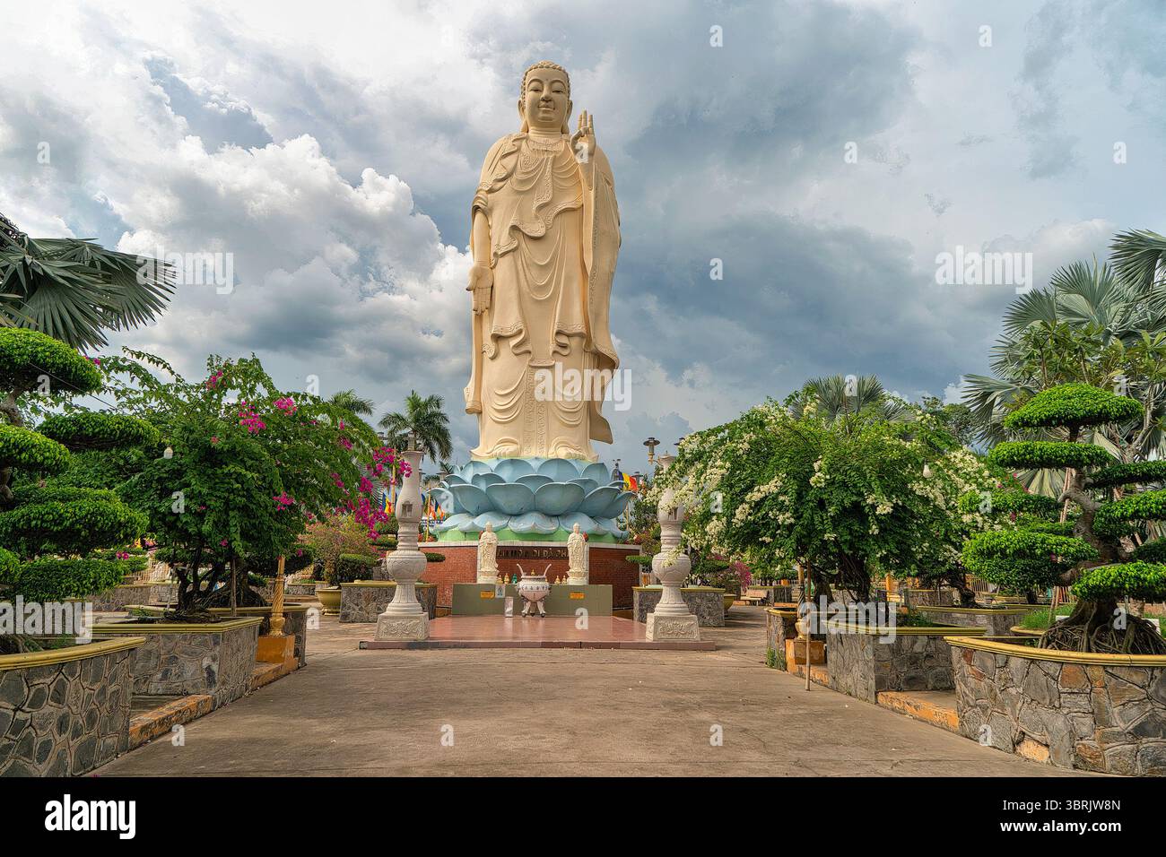 La statua del Buddha di Amitabha alta 18 metri è collocata su un piedistallo di loto nel parco Vinh Trang di fronte alla Pagoda di Vinh Trang nella città di My Tho Foto Stock