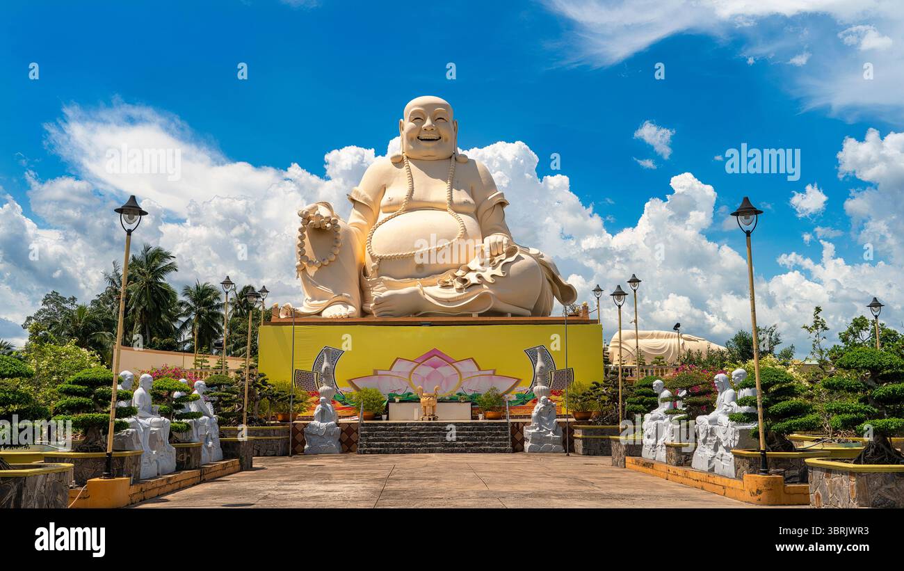 MY THO, TIEN GIANG, VIET NAM - 25 agosto 2024: Statua del Buddha Maitreya alta 16 m è collocata al Vinh Trang Pagoda Park, My Tho, Tien Giang, Vietnam Foto Stock