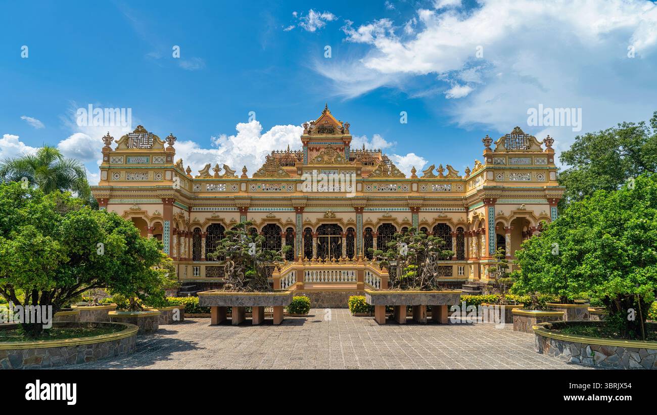 La Pagoda di Vinh Trang -My Tho City - una famosa pagoda antica nel Delta del Mekong, in Vietnam, con un'armoniosa combinazione di architettura asiatica ed europea Foto Stock