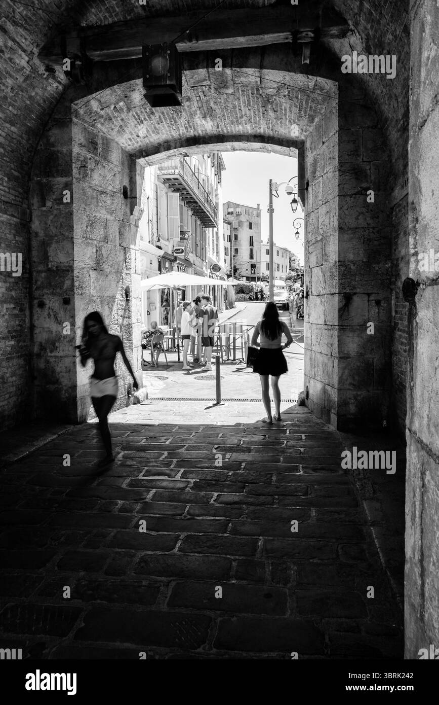 Ingresso in pietra ad Antibes, Francia, con figure sagomate Foto Stock