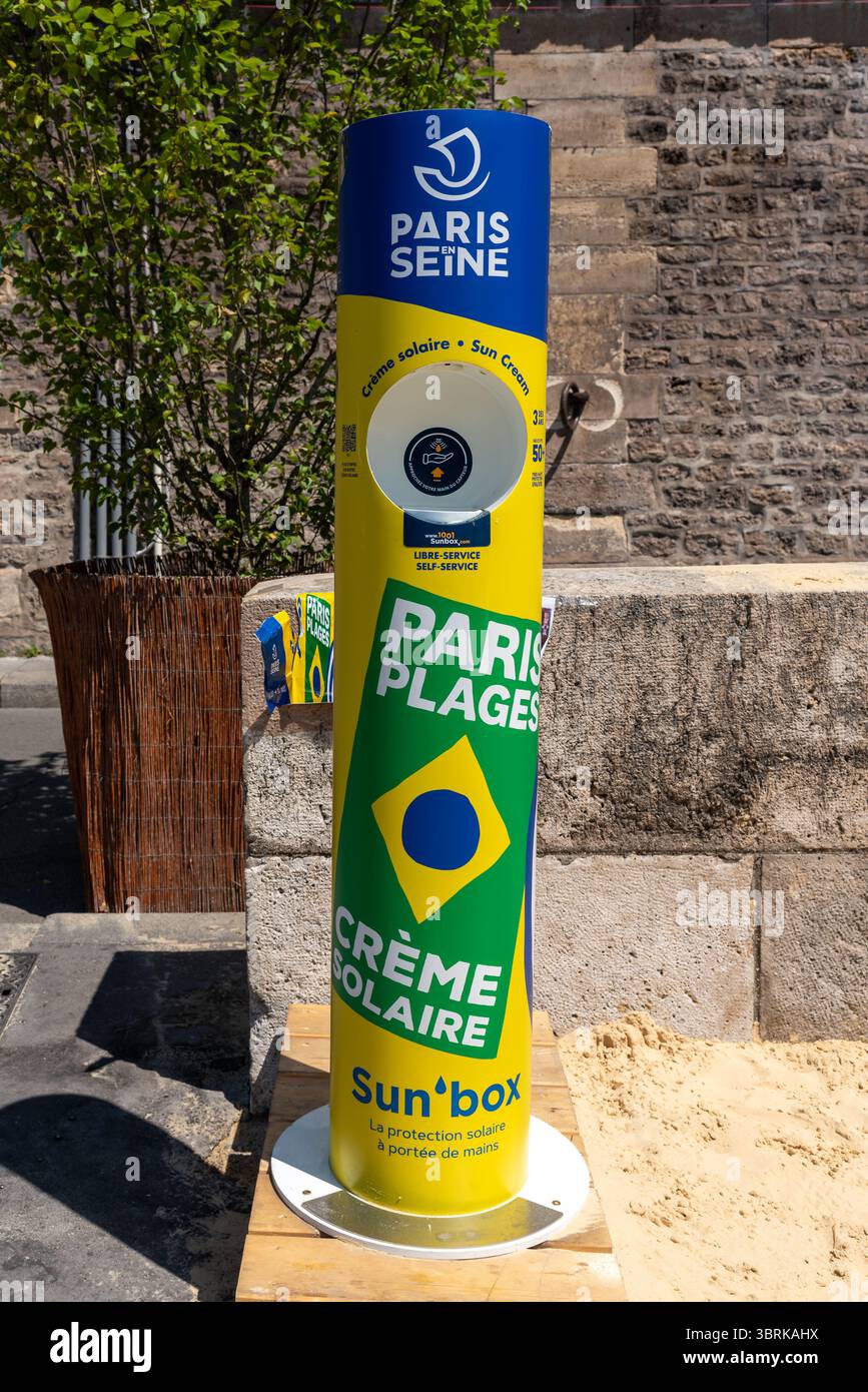Un dispenser di crema solare sulla riva della Senna per Paris Plage (spiaggia di Parigi) una spiaggia artificiale con lettini, cibo, bevande e musica Foto Stock