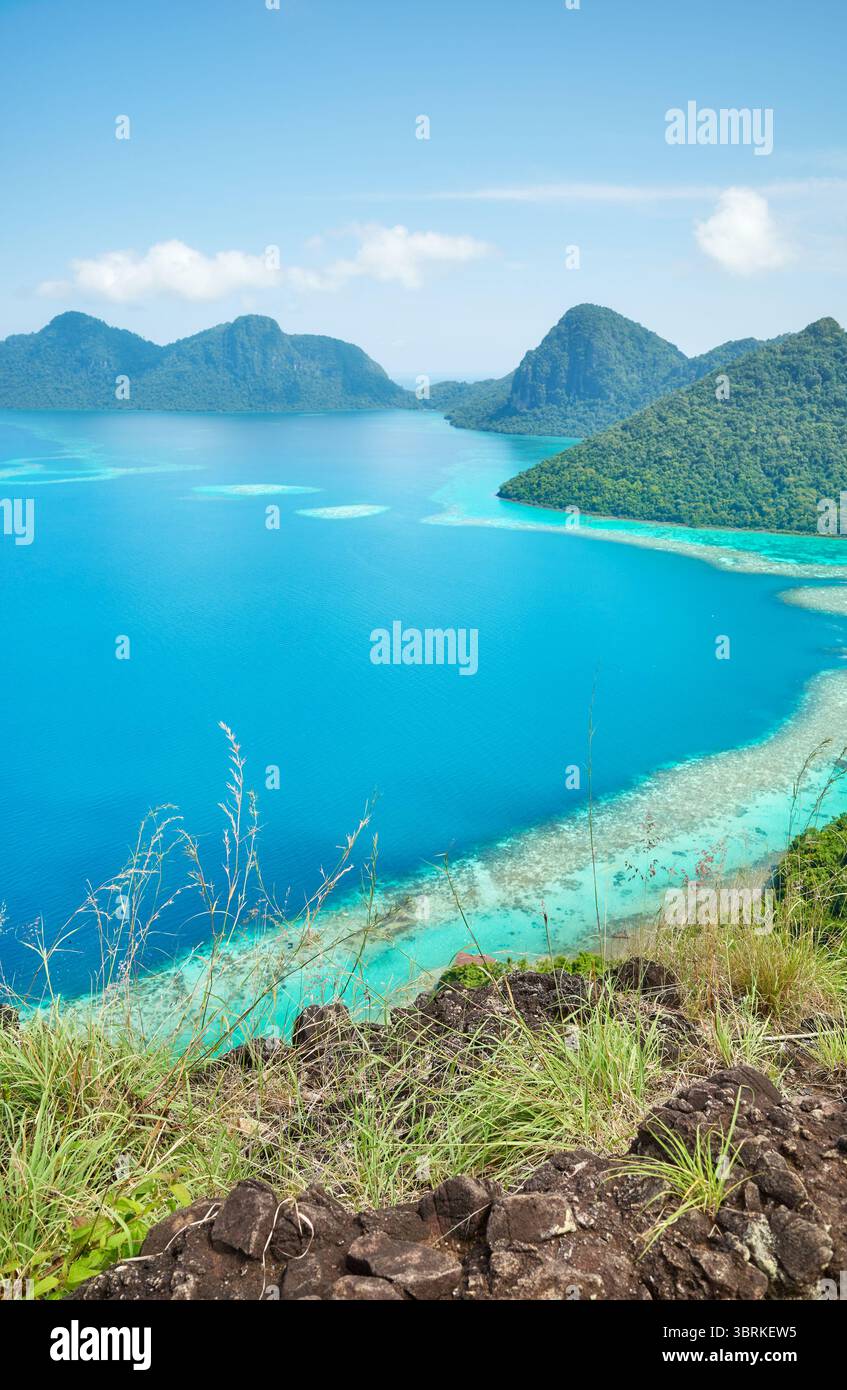 Bohey Dulang Island nel Tun Sakaran Marine Park, Sabah, Borneo, Malesia. Foto Stock