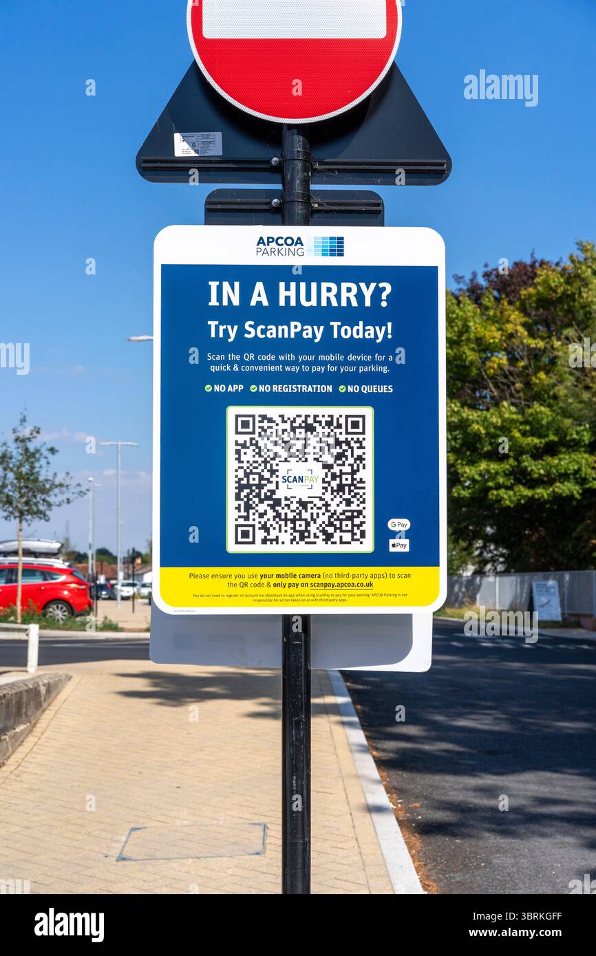 Insegna con codice QR ScanPay nel parcheggio APCOA Foto Stock