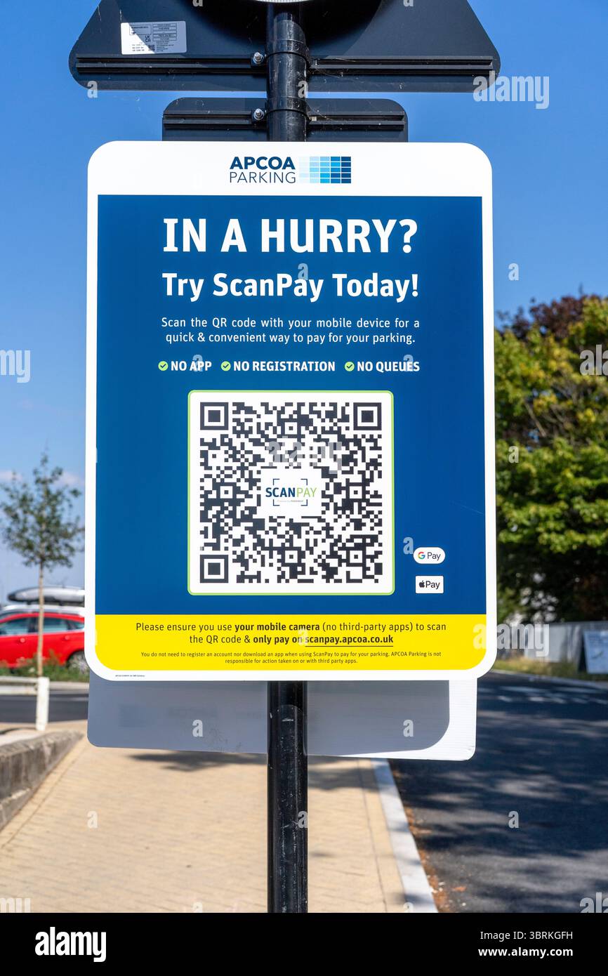 Insegna con codice QR ScanPay nel parcheggio APCOA Foto Stock