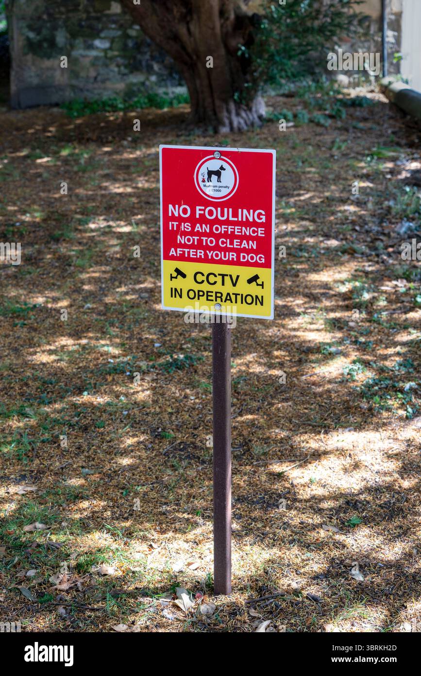 Segnale di incrostazioni per cani che avverte del monitoraggio CCTV Foto Stock