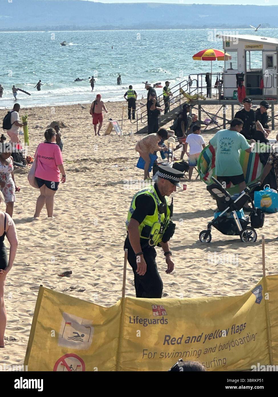 Non esclusivo: I servizi di emergenza arrivano a Bournemouth Beach per affrontare quella che si ritiene essere una fatalità in acqua vicino al molo di Bournemouth Beach. Foto Stock