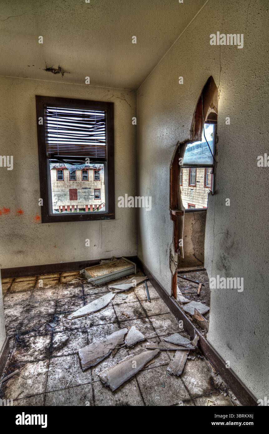 Lo spettacolare decadimento del Mare Island Naval Shipyard a Vallejo, California, una base navale dismessa che fu fondamentale per lo sforzo della seconda guerra mondiale. Il cantiere ha messo a disposizione decine di navi e sottomarini e ha impiegato migliaia di lavoratori. Operò dal 1854 al 1996 ed è ora di proprietà della città di Vallejo. He City sta attualmente negoziando con un esperto sviluppatore su un piano che fornirebbe spazi commerciali, residenze, spazi ricreativi e aperti, e rianimato aree storiche. Foto Stock