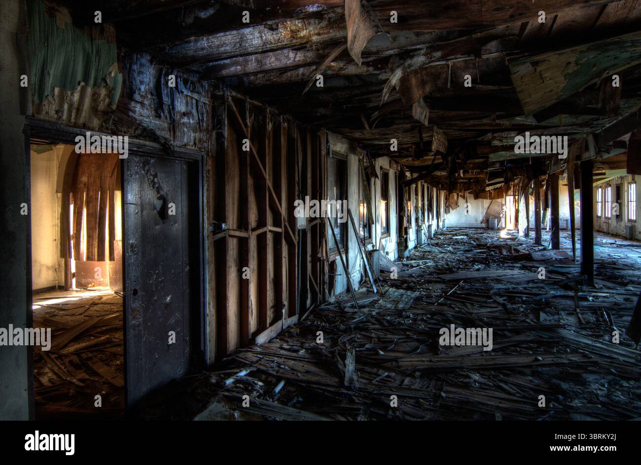 Lo spettacolare decadimento del Mare Island Naval Shipyard a Vallejo, California, una base navale dismessa che fu fondamentale per lo sforzo della seconda guerra mondiale. Il cantiere ha messo a disposizione decine di navi e sottomarini e ha impiegato migliaia di lavoratori. Operò dal 1854 al 1996 ed è ora di proprietà della città di Vallejo. He City sta attualmente negoziando con un esperto sviluppatore su un piano che fornirebbe spazi commerciali, residenze, spazi ricreativi e aperti, e rianimato aree storiche. Foto Stock