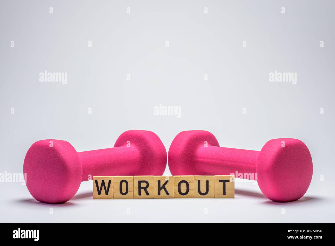 allenamento ortografico isolato su blocchi di legno bianchi Foto Stock