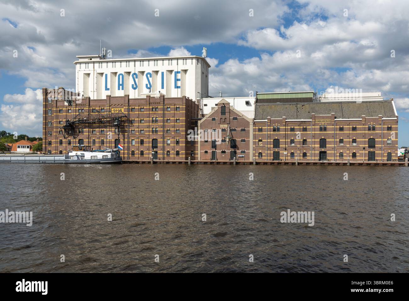 Edificio Lassie, questa immagine mostra una miscela di patrimonio industriale e vista sul mare. Ideale per temi di architettura olandese e storia industriale Foto Stock