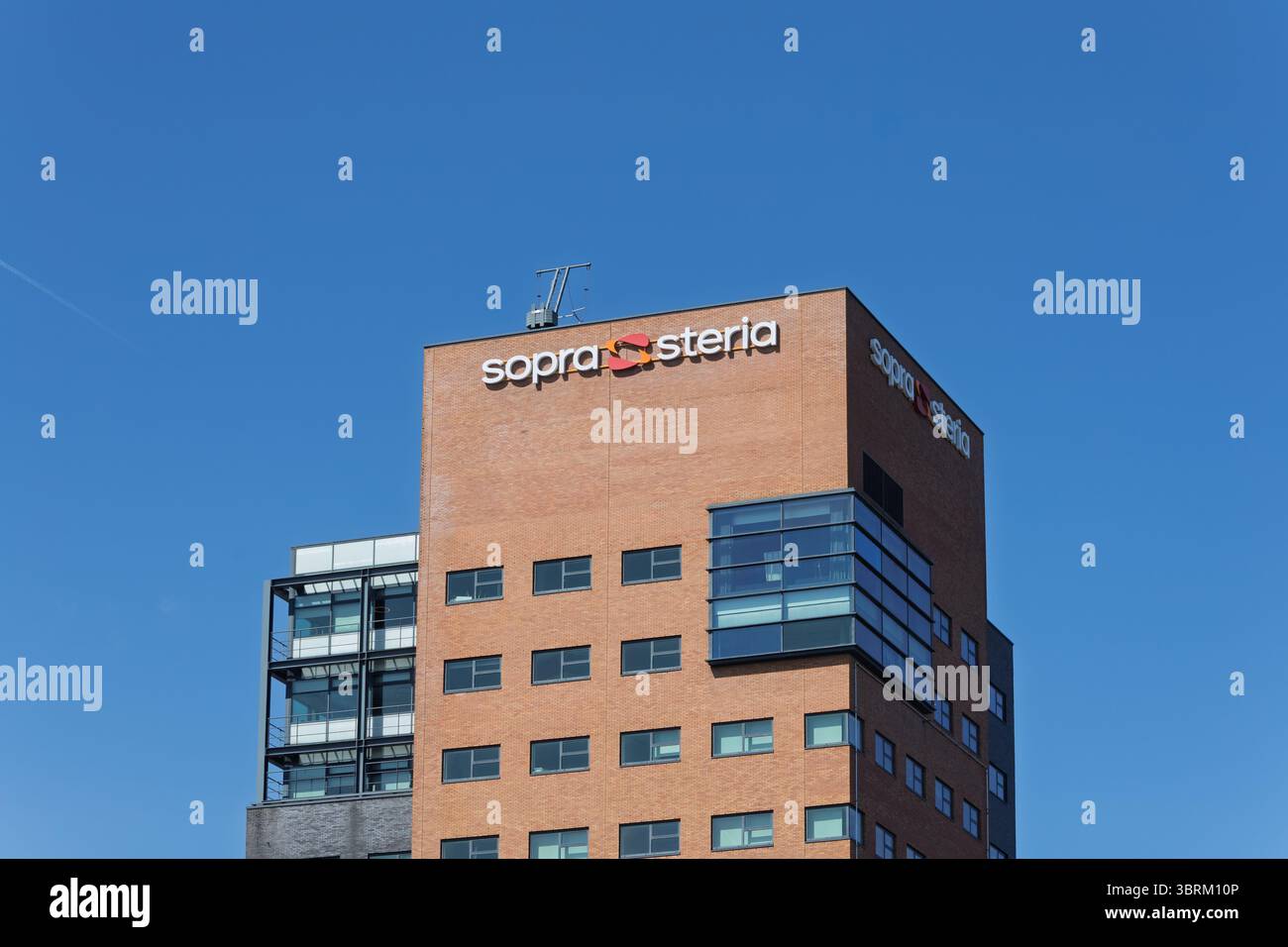 Moderno edificio per uffici con il famoso logo "sopra Steria" sotto un cielo azzurro, ideale per temi aziendali e immagini aziendali. Utrecht, N Foto Stock