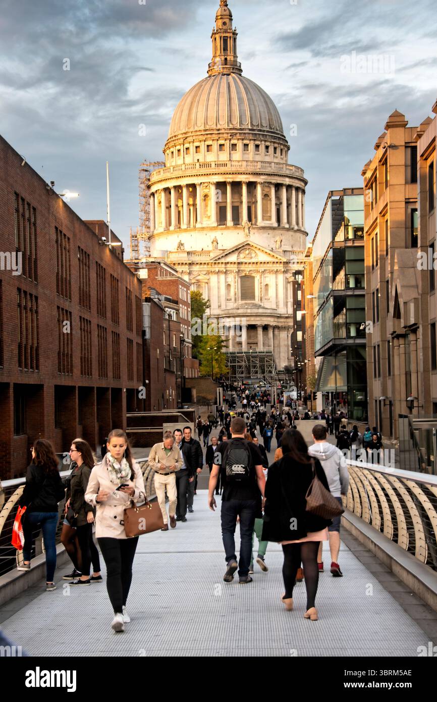 i turisti vagano per london street Foto Stock