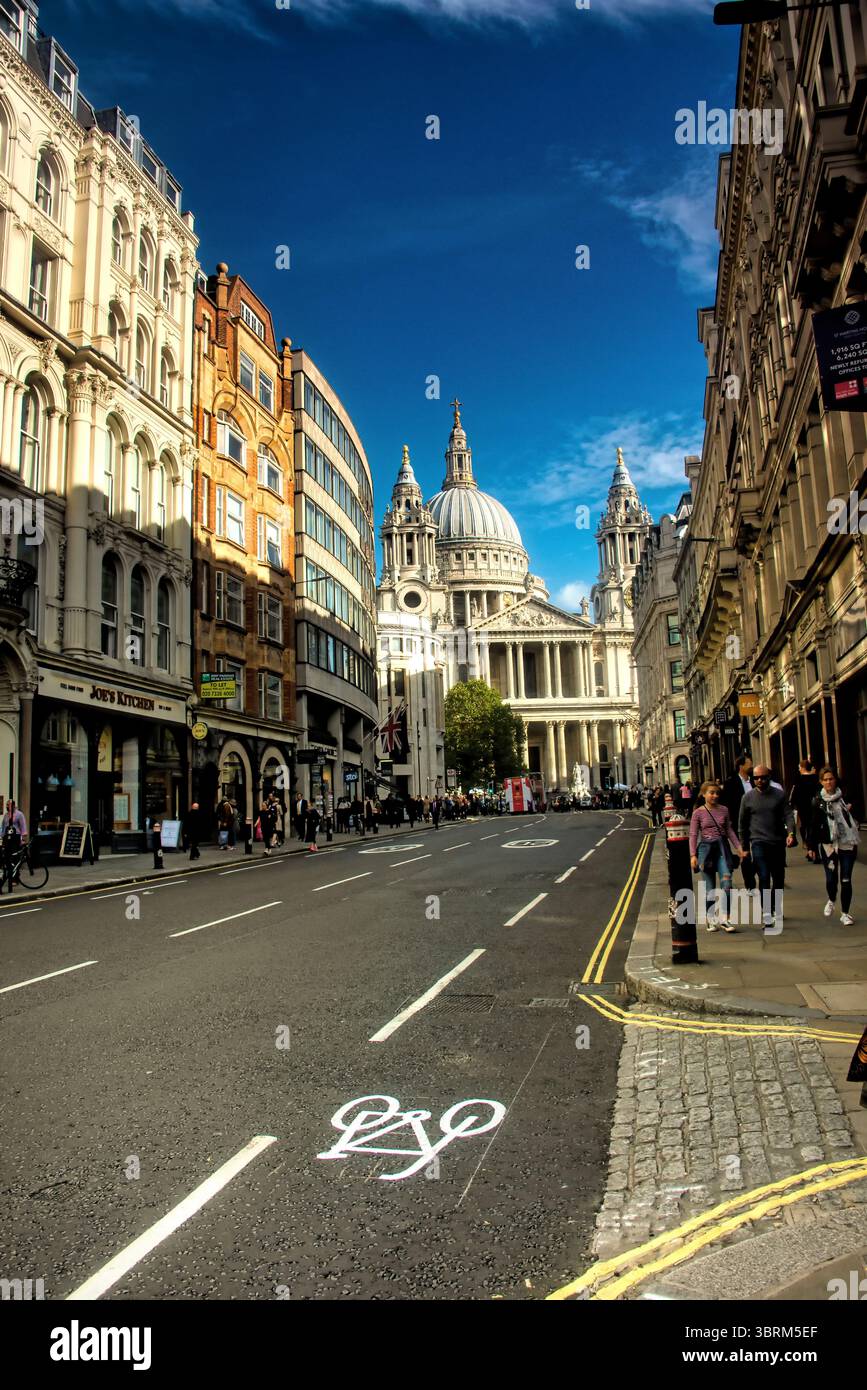london street con vista sulla cattedrale di st paul Foto Stock