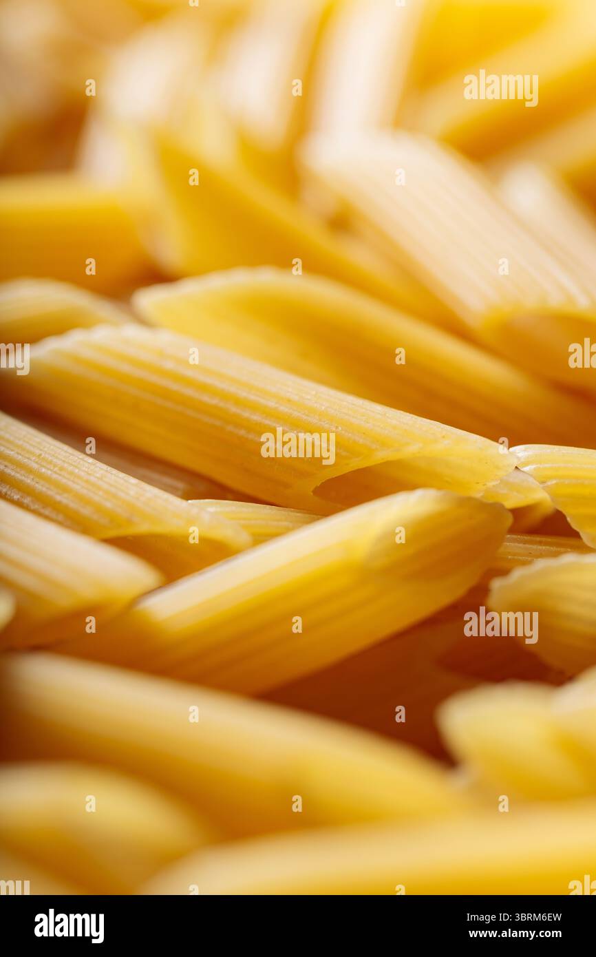Penne tradizionali italiane preparate con primo piano di grano duro Foto Stock