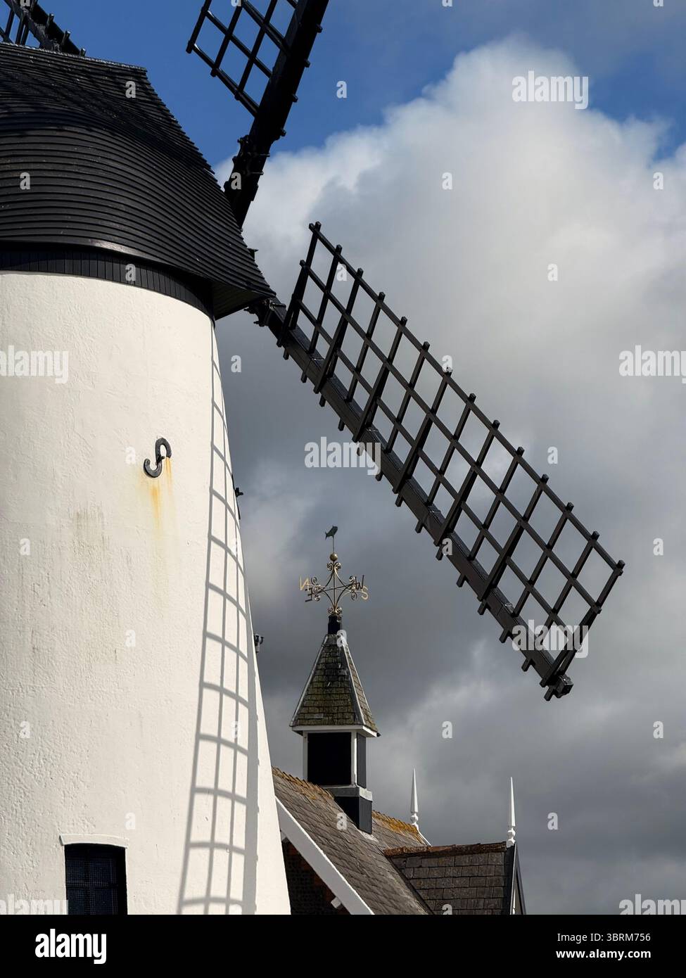 Dettaglio del mulino a vento di Latham e della vecchia stazione dei battelli di salvataggio su Lytham Green - Immagine stock catturata con smartphone