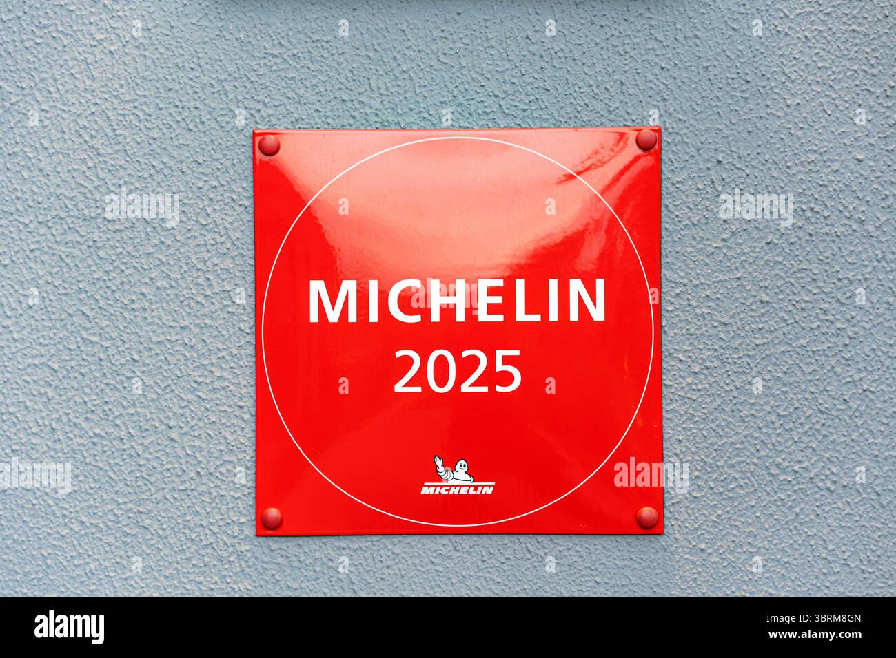 30 aprile 2025, Urla, Turchia: Targa Michelin esposta all'ingresso del ristorante, simbolo dell'eccellenza culinaria e della prestigiosa classificazione Foto Stock