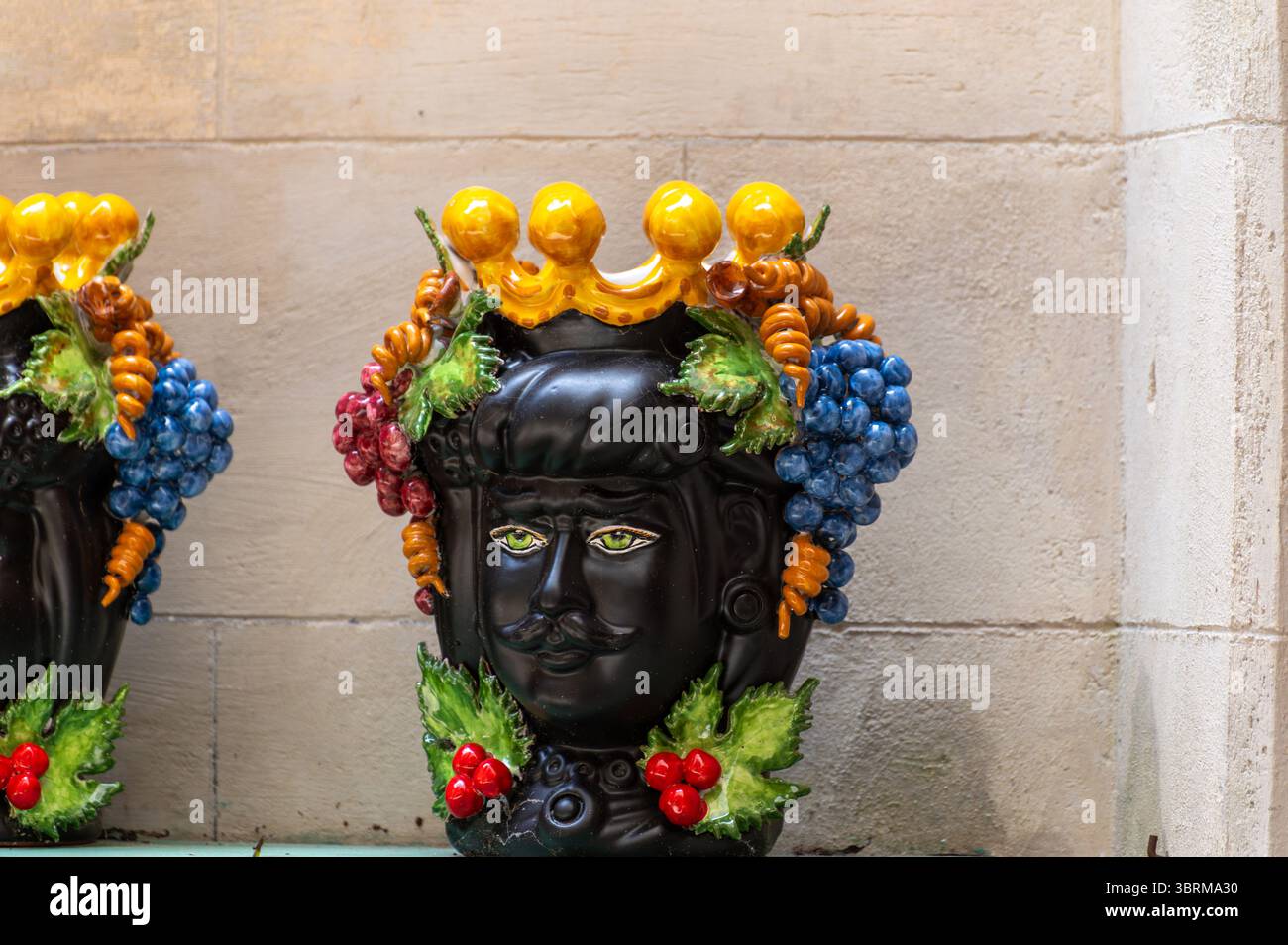 Arte popolare siciliana, vasi di fiori tradizionali a forma di teste di uomo e donna, colorate ceramiche dipinte a mano, splendido souvenir per i turisti Foto Stock