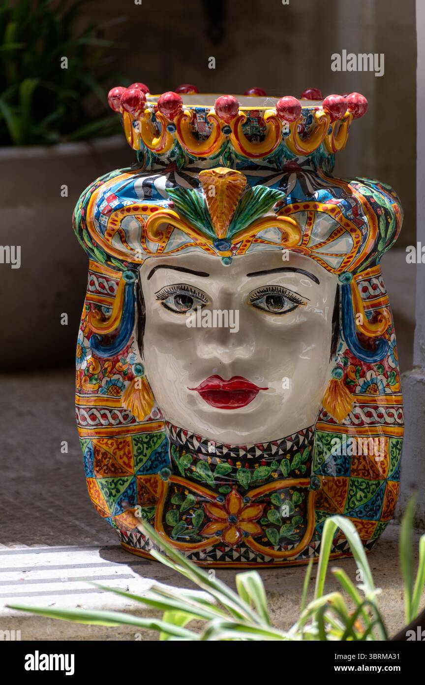 Arte popolare siciliana, vasi di fiori tradizionali a forma di teste di uomo e donna, colorate ceramiche dipinte a mano, splendido souvenir per i turisti Foto Stock