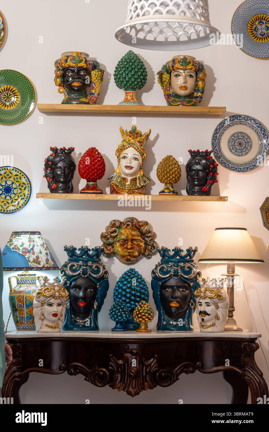 Arte popolare siciliana, vasi di fiori tradizionali a forma di teste di uomo e donna, colorate ceramiche dipinte a mano, splendido souvenir per i turisti Foto Stock