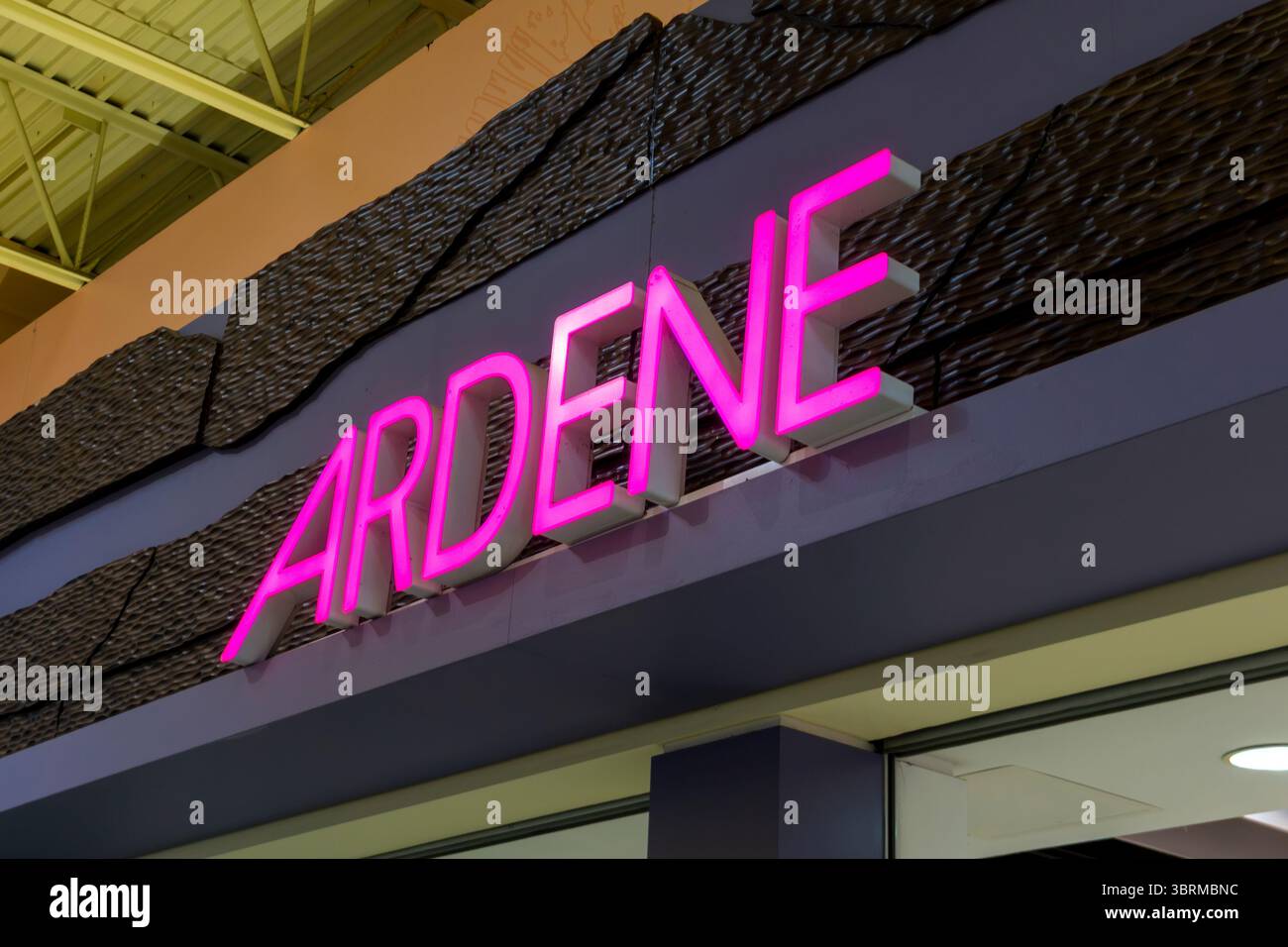 ROCKY VIEW, CANADA - 2 MAGGIO 2025: Sign of Ardene, un rivenditore di moda canadese a conduzione familiare con sede a Montreal, Quebec, Canada. Fondata nel 1982, Ardene Foto Stock
