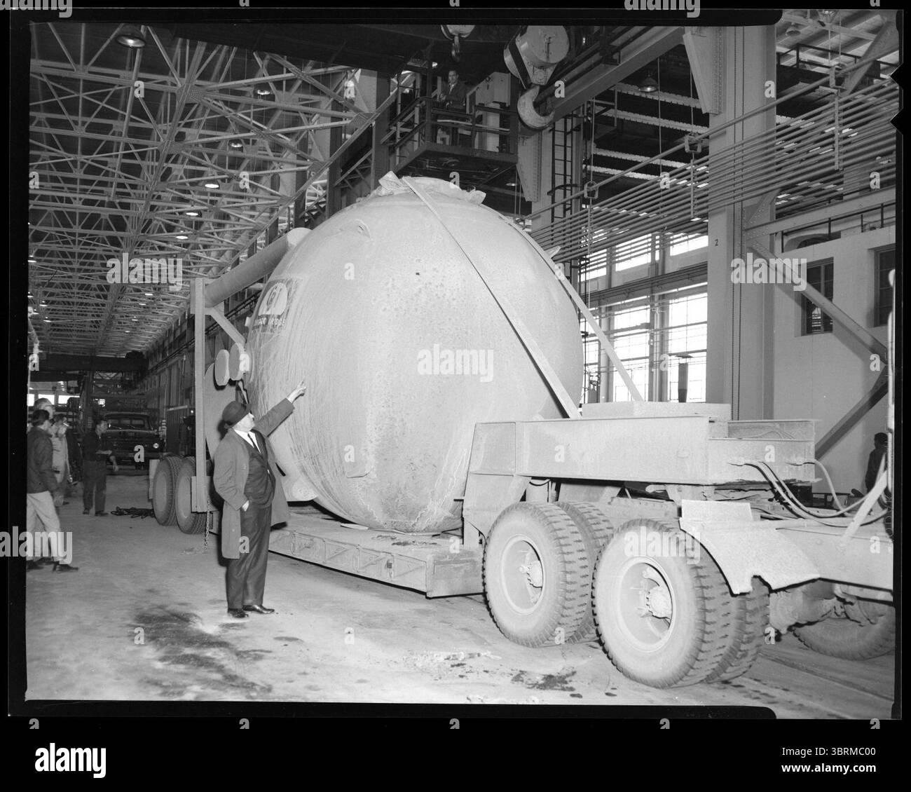 Uomo che punta a un grande oggetto rotondo sul camion, Watertown Arsenal, del Centro di ricerca materiali e meccanici dell'esercito degli Stati Uniti. Ufficio degli affari pubblici, c. 1967-1984, Foto Stock