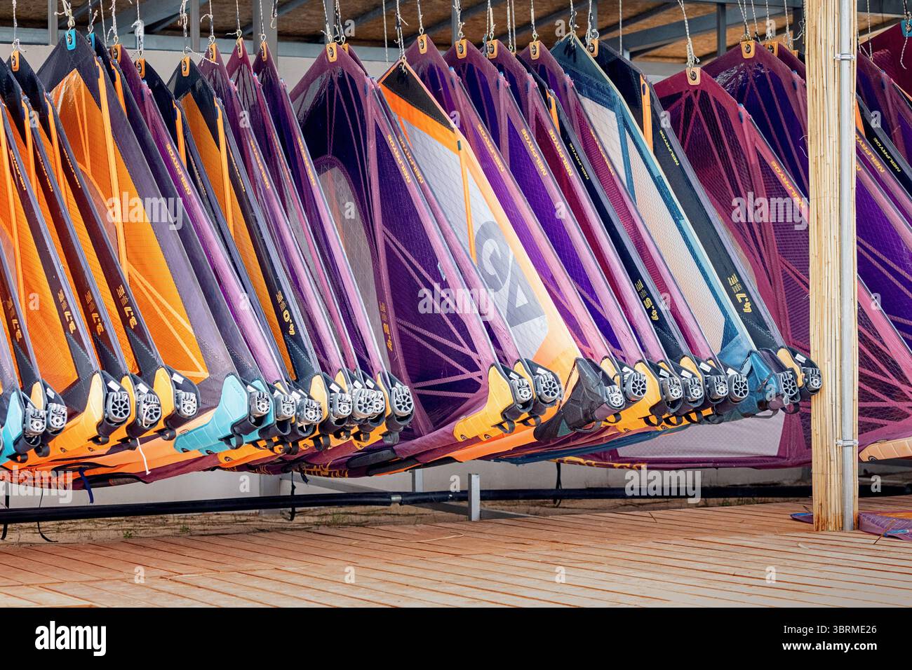 29 aprile 2025, Alacati, Turkiye: Le vele da windsurf in una varietà si uniscono, formando uno spettacolo dinamico e accattivante pieno di energia estiva Foto Stock