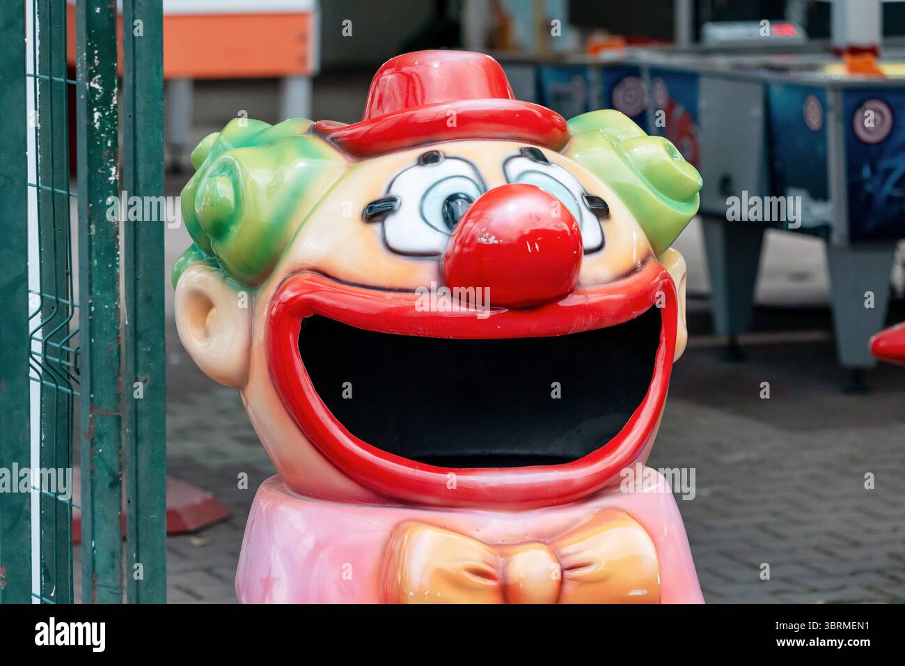 01 maggio 2025, Dikili, Turkiye: Barattolo colorato clown con bocca aperta, espressione inquietante, atmosfera urbana cringe Foto Stock
