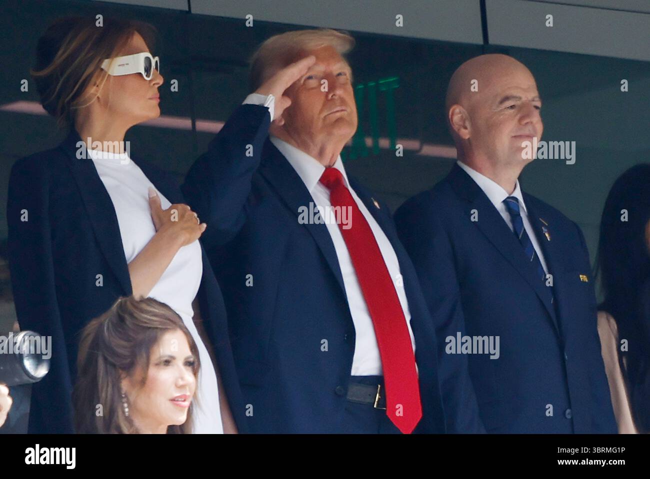 East Rutherford, Stati Uniti. 13 luglio 2025. Il presidente Donald Trump (C), la first lady Melania Trump e il presidente della FIFA Gianni Infantino ascoltano durante l'esecuzione dell'inno nazionale alla partita finale di calcio della Coppa del mondo FIFA Club, al MetLife Stadium di East Rutherford, New Jersey domenica 13 luglio 2025. Foto di John Angelillo/UPI. Crediti: UPI/Alamy Live News Foto Stock