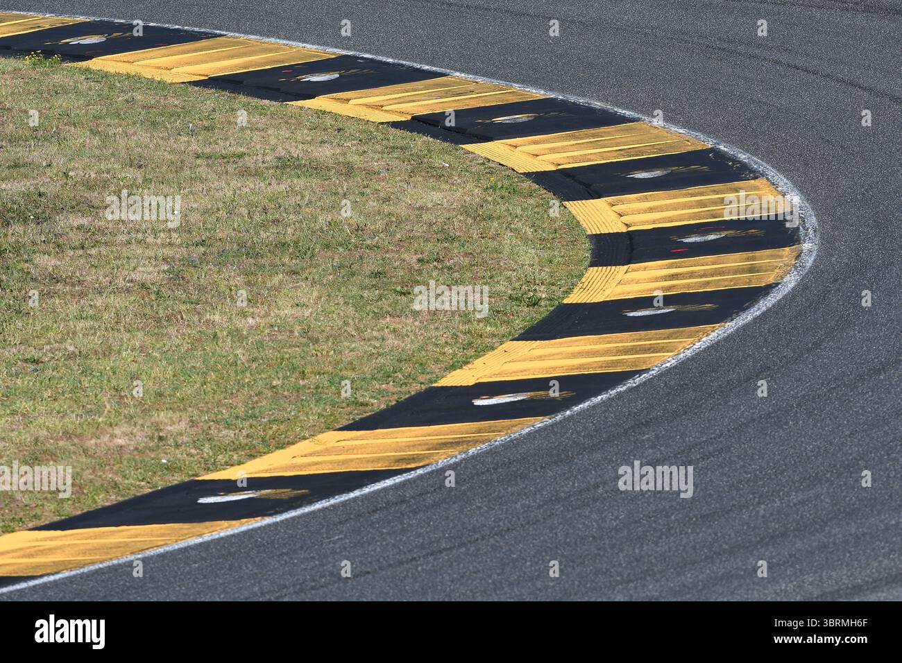 marciapiede su una pista da corsa Foto Stock