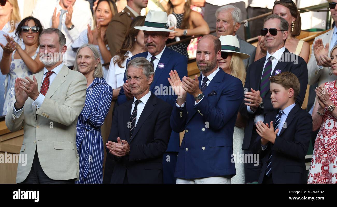 Londra, Regno Unito. 13 luglio 2025. William, Prince of Wales, Prince George e Princess Charlotte applaudono Jannik Sinner (non nella foto) il vincitore del Men's Wimbledon Singles match dopo aver sconfitto Carlos Alcaraz il quattordicesimo giorno del 2025 Wimbledon Championships a Londra domenica 13 luglio 2025. Foto di Hugo Philpott/UPI credito: UPI/Alamy Live News Foto Stock