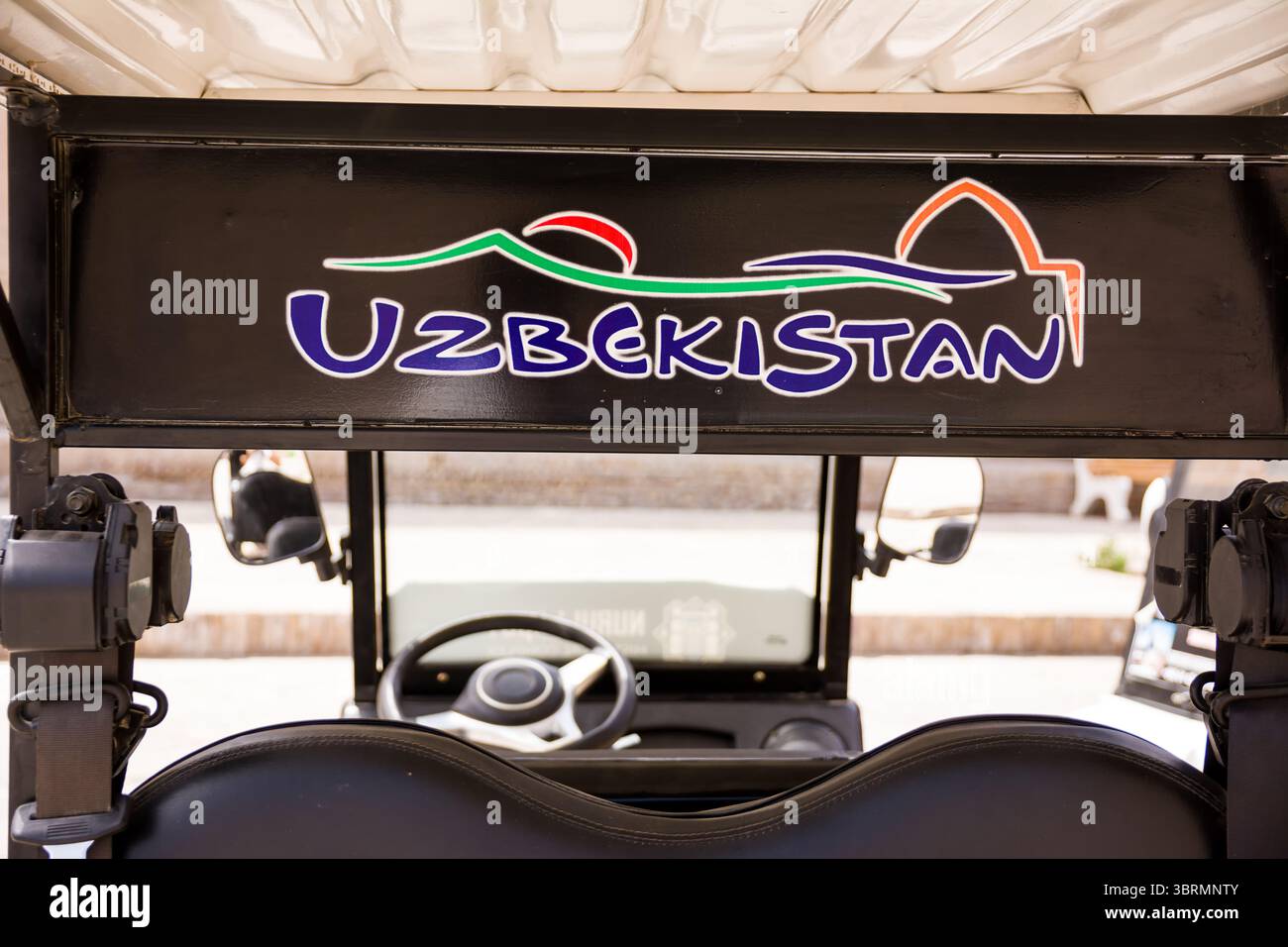 Khiva, Uzbekistan - 12 luglio 2024: Nuovo logo dell'Uzbekistan disegnato su una carrozza Foto Stock