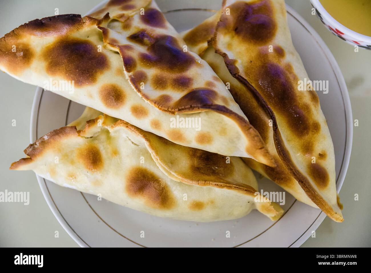 Samosas servite su un piatto, sparato dall'alto Foto Stock