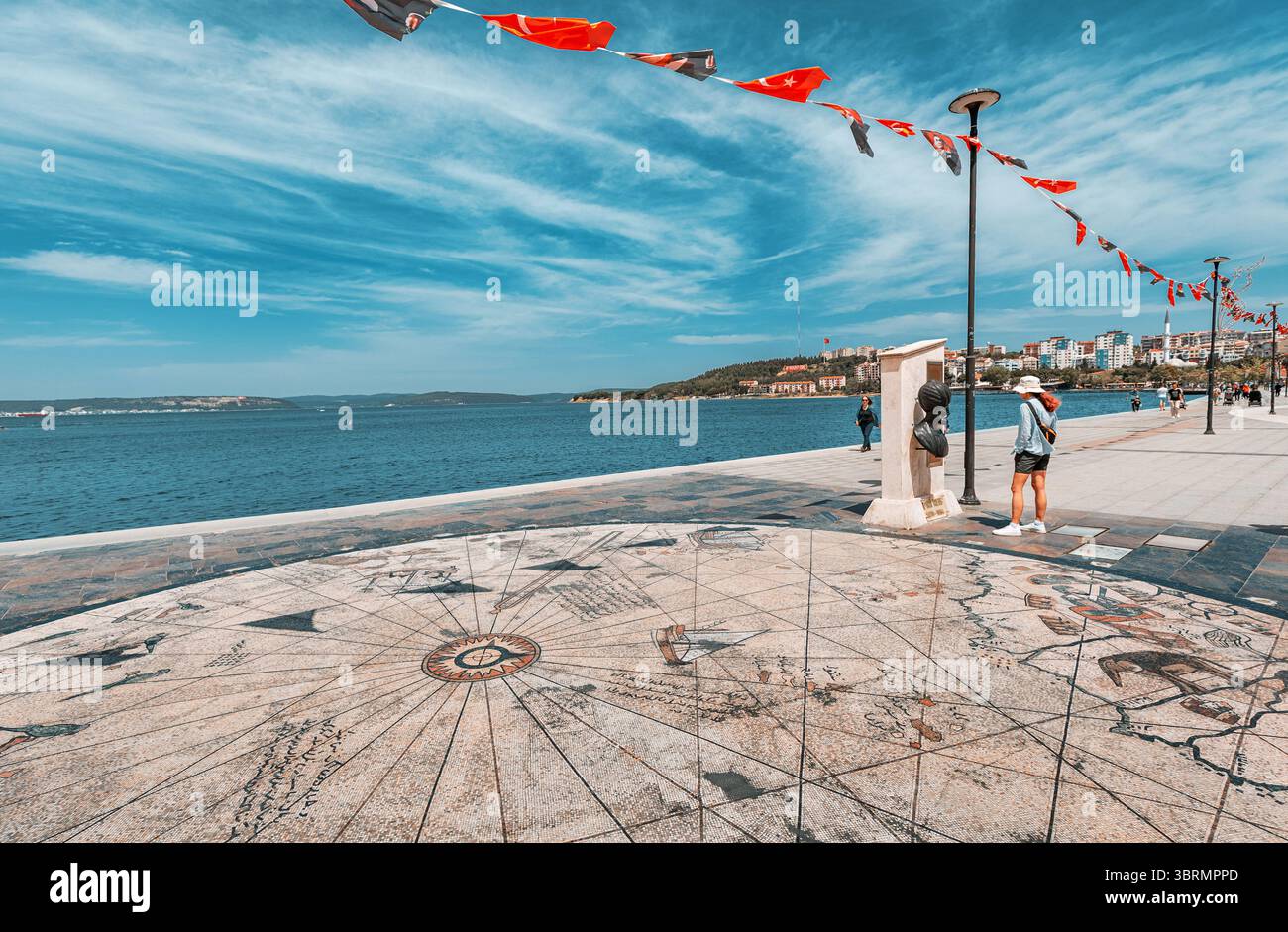 6 maggio 2025, Canakkale, Turchia: Donna turistica che ammira la mappa gigante di Piri Reis sul lungomare Foto Stock