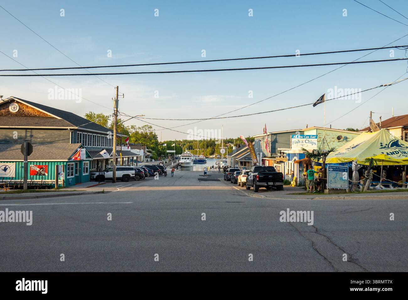 Tobermory Bruce Peninsula Ontario Canada, Bay Street che conduce a Little Tub Harbour, fiancheggiata da bar e ristoranti, Stock Photo Foto Stock