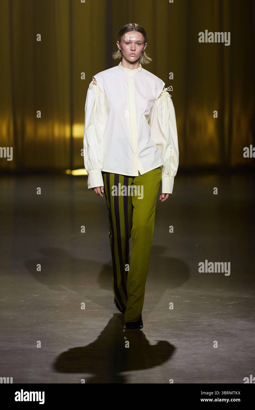 Danny Reine, presenta alla Berlin Fashion Week la nuova collezione primavera/estate 26, Models Walk the Runway, il 2 luglio 2025, Berlino, Germania Foto Stock