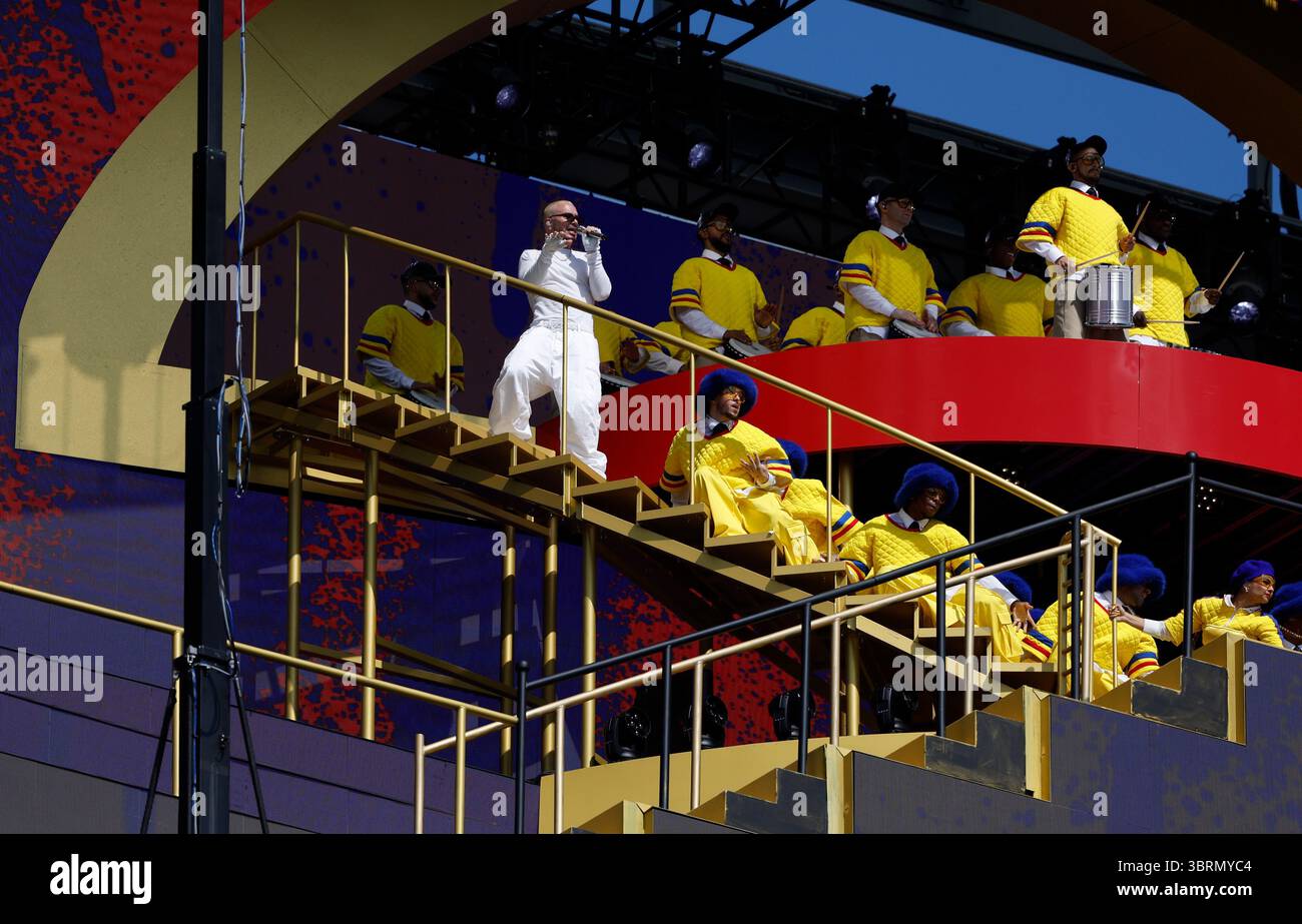 East Rutherford, Stati Uniti. 13 luglio 2025. J Balvin si esibisce durante lo spettacolo all'intervallo durante la partita delle finali della Coppa del mondo FIFA Club 2025 al MetLife Stadium di East Rutherford, New Jersey, domenica 13 luglio 2025. Foto di John Angelillo/UPI credito: UPI/Alamy Live News Foto Stock