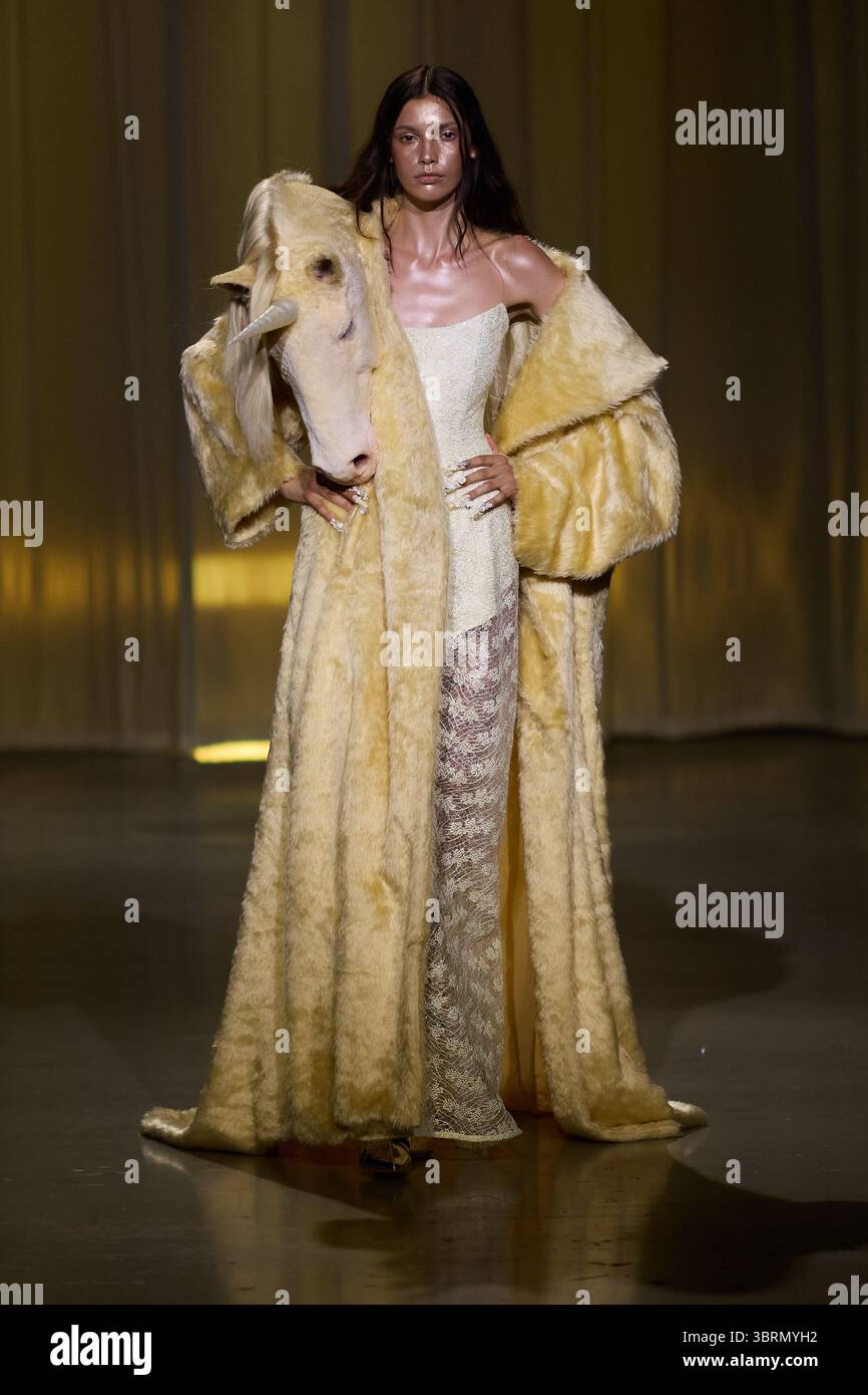 Danny Reine, presenta alla Berlin Fashion Week la nuova collezione primavera/estate 26, Models Walk the Runway, il 2 luglio 2025, Berlino, Germania Foto Stock