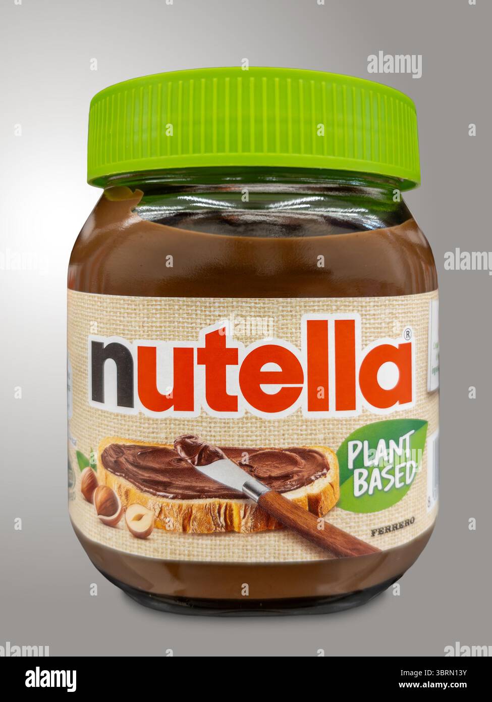 Alba, Italia - 13 luglio 2025: Crema al cioccolato Ferrero Nutella vegetale con nocciole nutella fatta con ingredienti vegetali in vaso di vetro con ritaglio Foto Stock