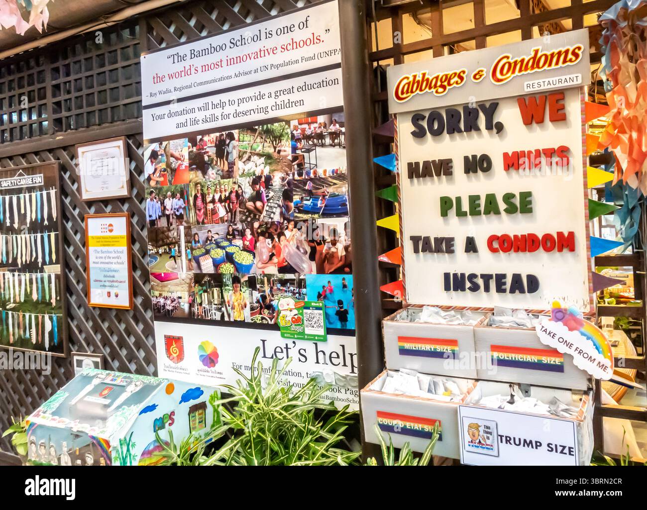 Cabbages & Condoms, ristorante tailandese, Khlong Toei, Bangkok, Thailandia, stand di merchandising Foto Stock
