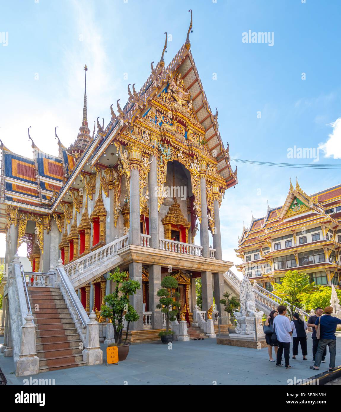 Gruppo di turisti al tempio Wat Sutthi Wararam o Suthiwararam, Khwaeng Yan Nawa, Bangkok, Thailandia Foto Stock