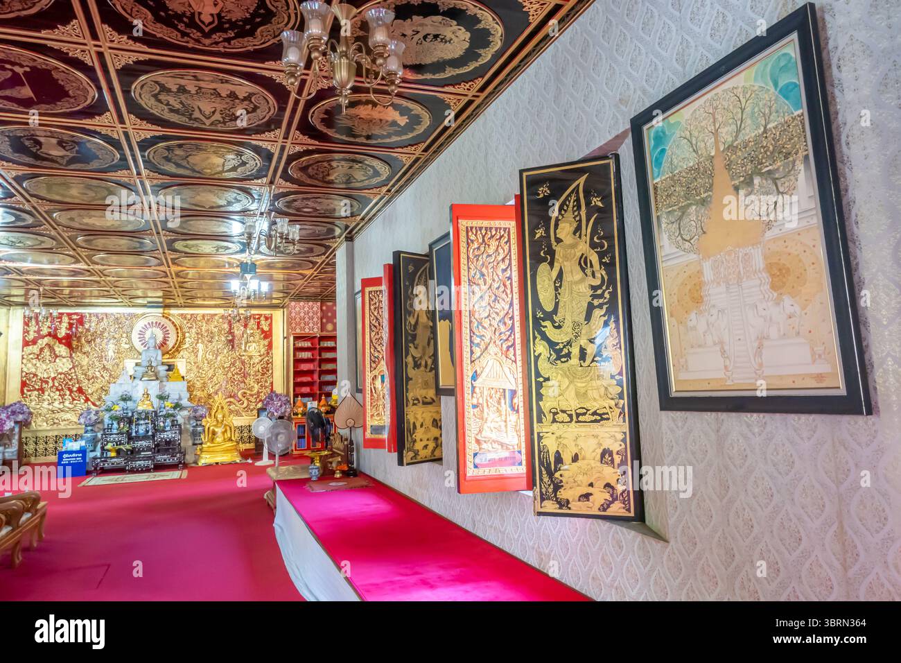 Opere d'arte religiosa moderne nel tempio Wat Sutthi Wararam o Suthiwararam, Khwaeng Yan Nawa, Bangkok, Thailandia Foto Stock