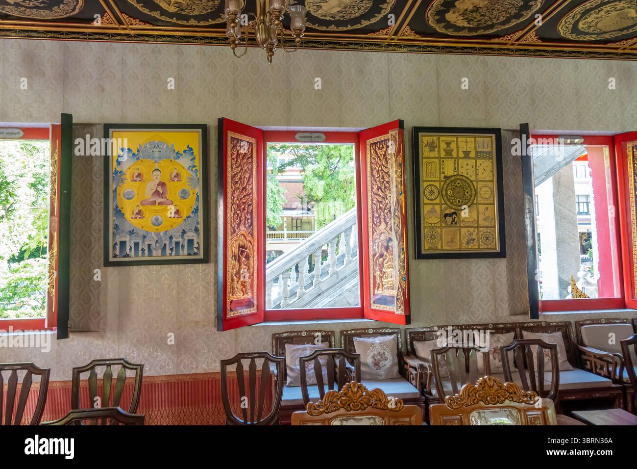 Opere d'arte religiosa moderne nel tempio Wat Sutthi Wararam o Suthiwararam, Khwaeng Yan Nawa, Bangkok, Thailandia Foto Stock