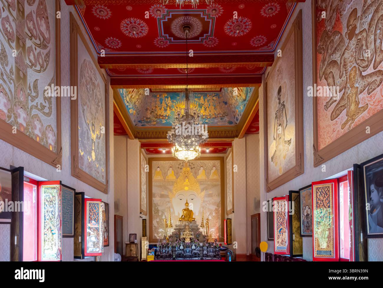 Opere d'arte religiosa moderne nel tempio Wat Sutthi Wararam o Suthiwararam, Khwaeng Yan Nawa, Bangkok, Thailandia Foto Stock
