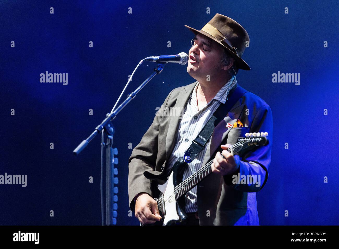 Bodelva, Regno Unito. 13 luglio 2025. I Libertines si esibiscono alle finali Eden Sessions del 2025, all'Eden Project, Cornovaglia, Regno Unito. La band è salita alla ribalta nei primi anni '2000 a causa della loro musica e dell'uso illegale di droga di Pete Doherty. La band ha pubblicato quattro album, tra cui All Quiet on the Eastern Esplanade del 2004, che è stato salutato come un ritorno alle loro radici musicali. La band è composta da Carl Barat, Pete Doherty, John Hassall e Gary Powell alla batteria. Credito: Mark Passmore/Alamy Live News Foto Stock