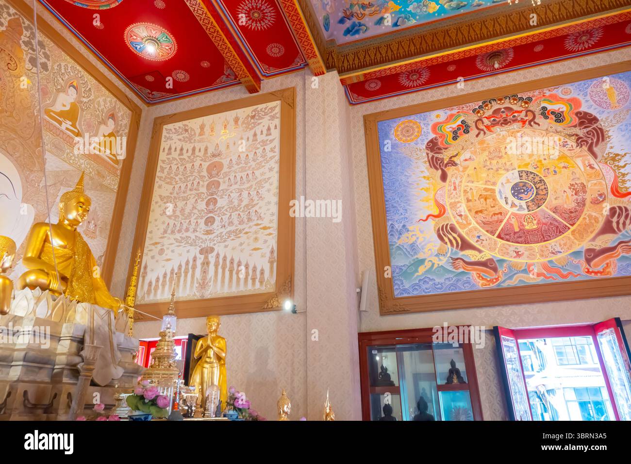 Opere d'arte religiosa moderne nel tempio Wat Sutthi Wararam o Suthiwararam, Khwaeng Yan Nawa, Bangkok, Thailandia Foto Stock