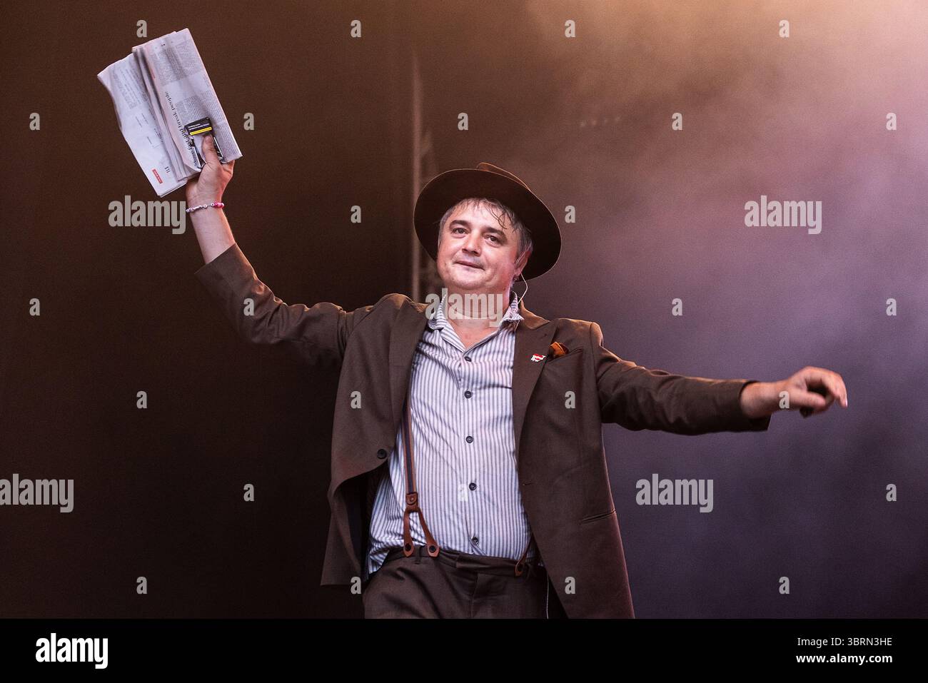 Bodelva, Regno Unito. 13 luglio 2025. I Libertines si esibiscono alle finali Eden Sessions del 2025, all'Eden Project, Cornovaglia, Regno Unito. La band è salita alla ribalta nei primi anni '2000 a causa della loro musica e dell'uso illegale di droga di Pete Doherty. La band ha pubblicato quattro album, tra cui All Quiet on the Eastern Esplanade del 2004, che è stato salutato come un ritorno alle loro radici musicali. La band è composta da Carl Barat, Pete Doherty, John Hassall e Gary Powell alla batteria. Credito: Mark Passmore/Alamy Live News Foto Stock