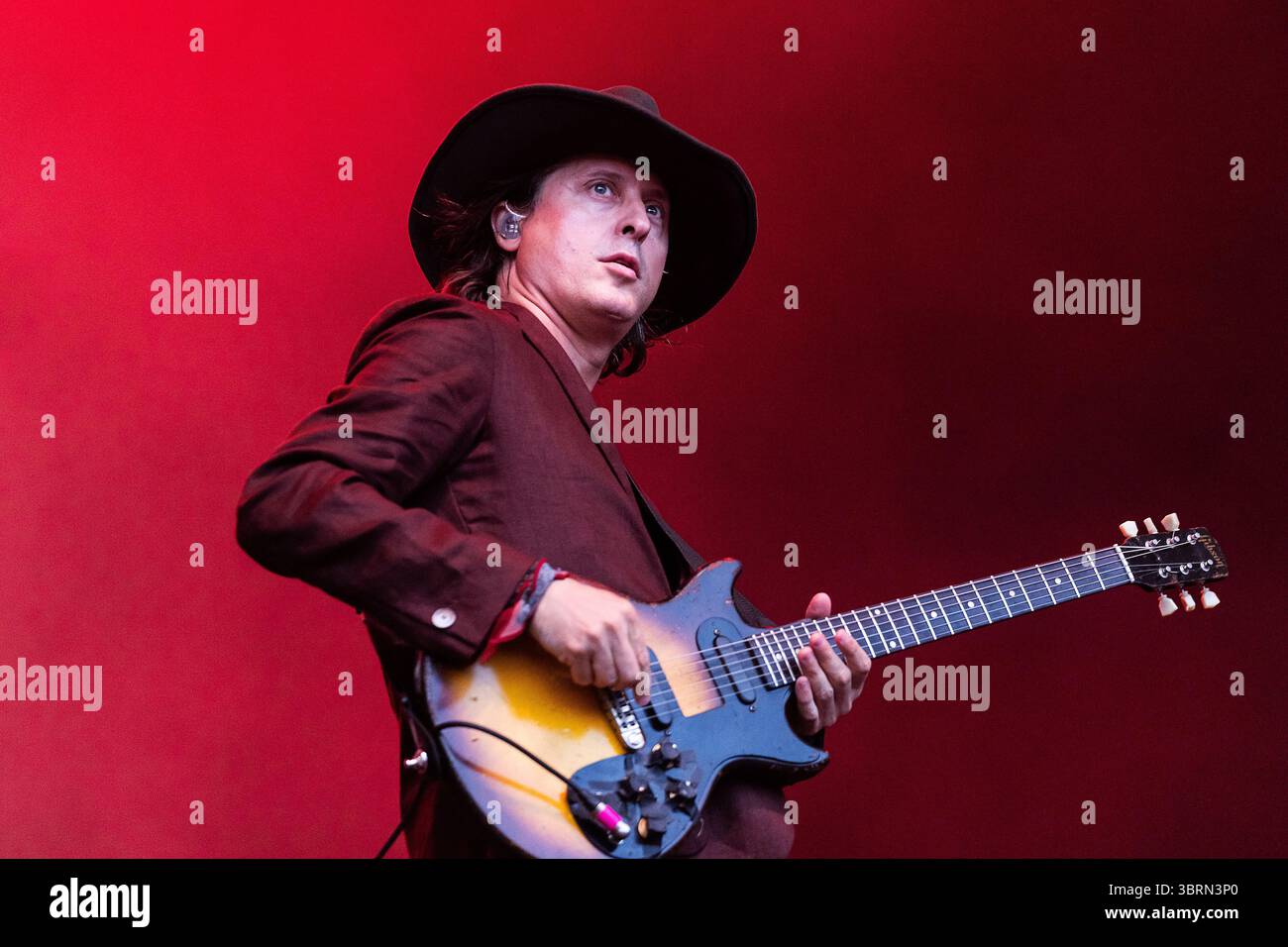 Bodelva, Regno Unito. 13 luglio 2025. I Libertines si esibiscono alle finali Eden Sessions del 2025, all'Eden Project, Cornovaglia, Regno Unito. La band è salita alla ribalta nei primi anni '2000 a causa della loro musica e dell'uso illegale di droga di Pete Doherty. La band ha pubblicato quattro album, tra cui All Quiet on the Eastern Esplanade del 2004, che è stato salutato come un ritorno alle loro radici musicali. La band è composta da Carl Barat, Pete Doherty, John Hassall e Gary Powell alla batteria. Credito: Mark Passmore/Alamy Live News Foto Stock