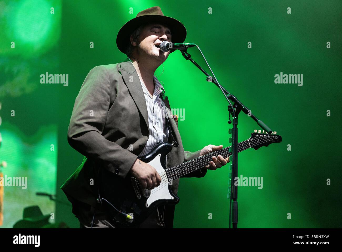 Bodelva, Regno Unito. 13 luglio 2025. I Libertines si esibiscono alle finali Eden Sessions del 2025, all'Eden Project, Cornovaglia, Regno Unito. La band è salita alla ribalta nei primi anni '2000 a causa della loro musica e dell'uso illegale di droga di Pete Doherty. La band ha pubblicato quattro album, tra cui All Quiet on the Eastern Esplanade del 2004, che è stato salutato come un ritorno alle loro radici musicali. La band è composta da Carl Barat, Pete Doherty, John Hassall e Gary Powell alla batteria. Credito: Mark Passmore/Alamy Live News Foto Stock