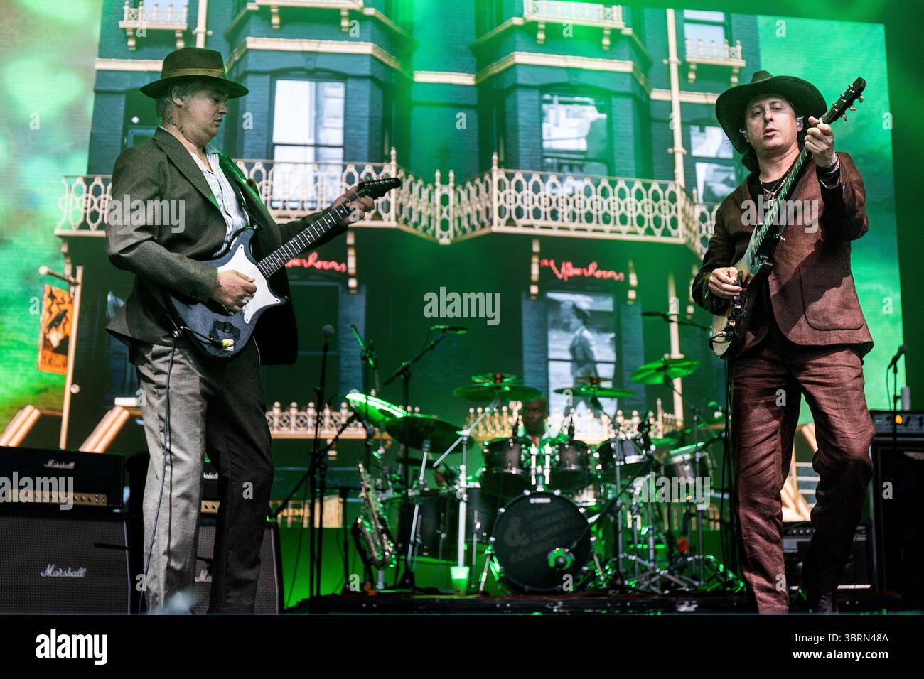 Bodelva, Regno Unito. 13 luglio 2025. I Libertines si esibiscono alle finali Eden Sessions del 2025, all'Eden Project, Cornovaglia, Regno Unito. La band è salita alla ribalta nei primi anni '2000 a causa della loro musica e dell'uso illegale di droga di Pete Doherty. La band ha pubblicato quattro album, tra cui All Quiet on the Eastern Esplanade del 2004, che è stato salutato come un ritorno alle loro radici musicali. La band è composta da Carl Barat, Pete Doherty, John Hassall e Gary Powell alla batteria. Credito: Mark Passmore/Alamy Live News Foto Stock