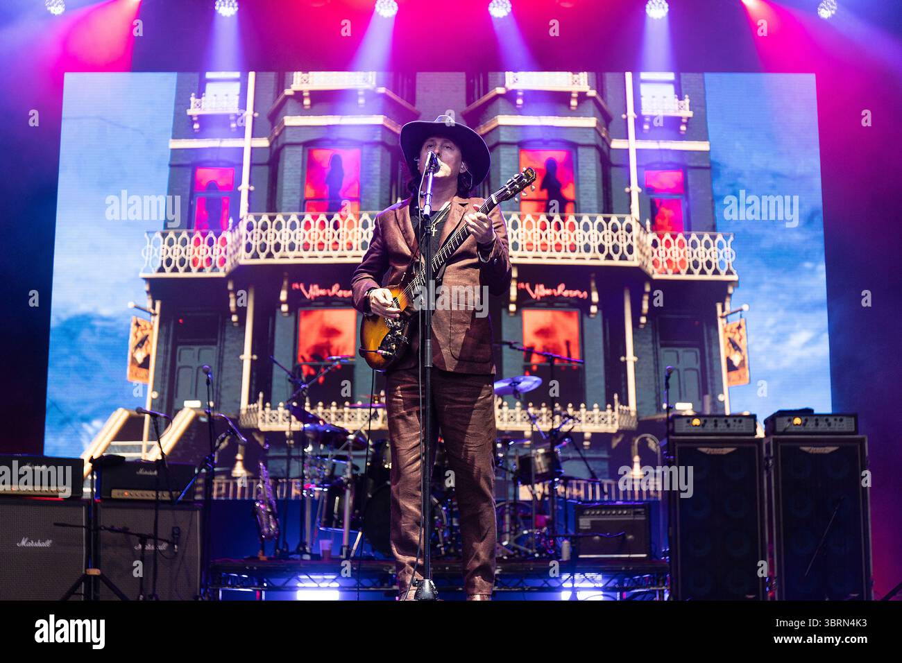 Bodelva, Regno Unito. 13 luglio 2025. I Libertines si esibiscono alle finali Eden Sessions del 2025, all'Eden Project, Cornovaglia, Regno Unito. La band è salita alla ribalta nei primi anni '2000 a causa della loro musica e dell'uso illegale di droga di Pete Doherty. La band ha pubblicato quattro album, tra cui All Quiet on the Eastern Esplanade del 2004, che è stato salutato come un ritorno alle loro radici musicali. La band è composta da Carl Barat, Pete Doherty, John Hassall e Gary Powell alla batteria. Credito: Mark Passmore/Alamy Live News Foto Stock